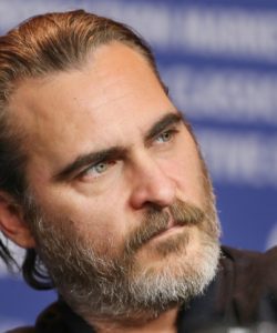 لب‌های خندان؛ چشمان گریان